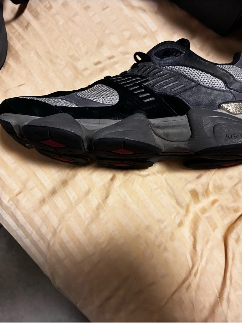 New Balance Men's Black and Gray Running Sneakers